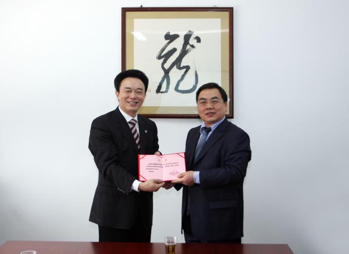 協(xié)通集團(tuán)董事長(zhǎng)唐慶余向山東大學(xué)晶體研究所所長(zhǎng)、國(guó)家晶體重點(diǎn)實(shí)驗(yàn)室主任陶緒堂頒發(fā)聯(lián)合研發(fā)中心主任的聘書(shū)