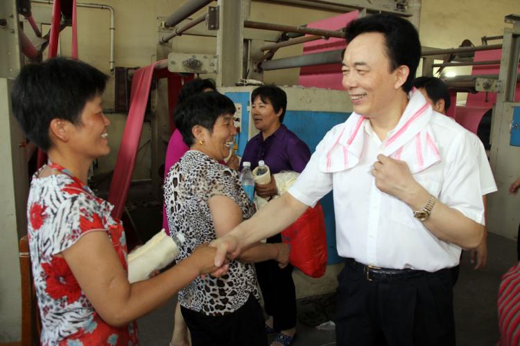 集團(tuán)主要領(lǐng)導(dǎo)到企業(yè)進(jìn)行高溫慰問(wèn)