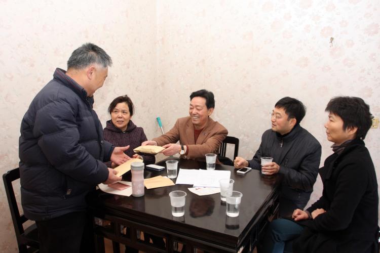 2014年1月21日區(qū)社工委、集團(tuán)慰問(wèn)困難家屬