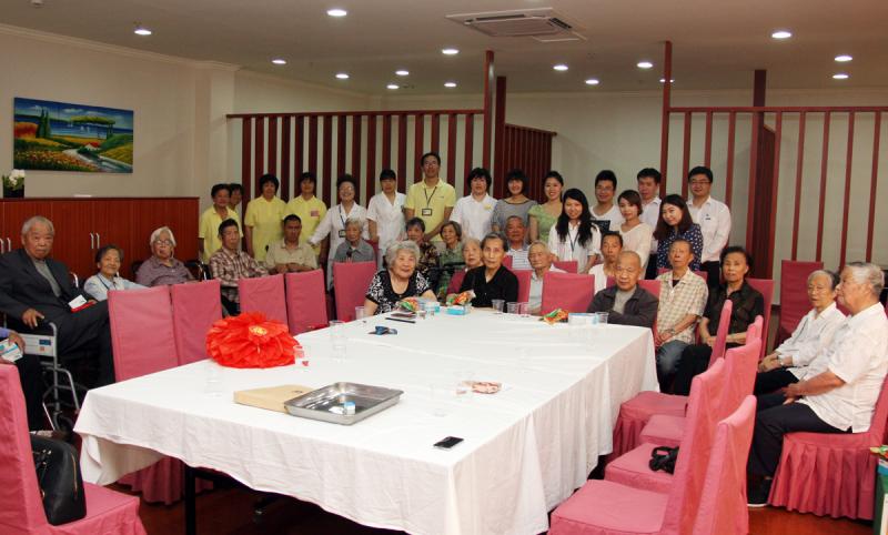 2014年5月29日集團(tuán)團(tuán)委組織開展敬老活動(dòng)