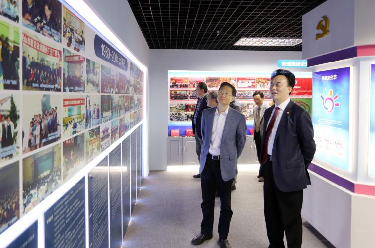 2017年4月21日上午，安亭鎮(zhèn)黨政班子領(lǐng)導(dǎo)來集團(tuán)參觀