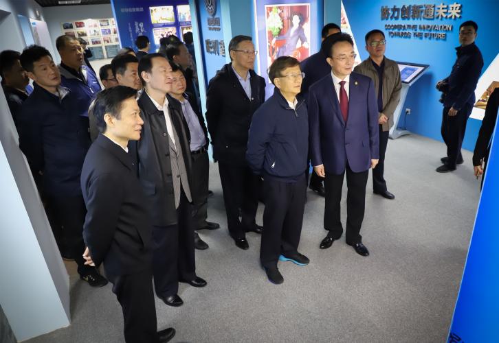 2018年11月14日  原中央政治局委員、中央政法委書記孟建柱與市、區(qū)有關(guān)領(lǐng)導(dǎo)一行蒞臨集團(tuán)走訪考察